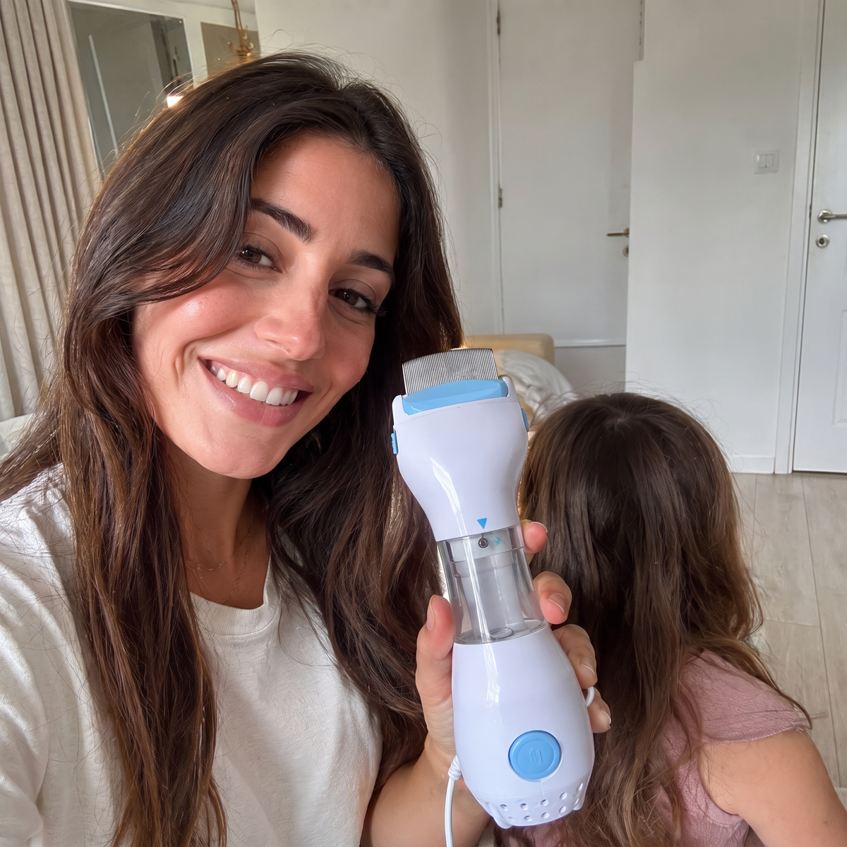 אמא מחזיקה את מסרק Bugo Lice אחרי השימוש על הילדה